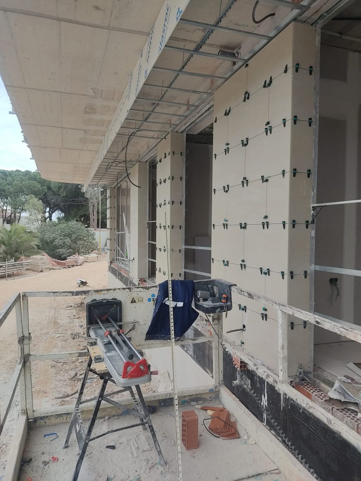 Contratar albañiles para reformas completas de casas en Benidorm, Villajoyosa y alrededores